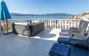 Cozy Home In Komarna With Jacuzzi